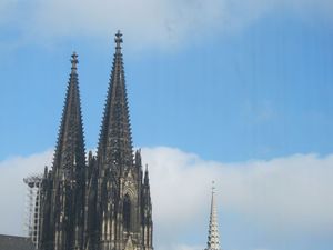 Kölner Domspitzen vor blauem Himmel